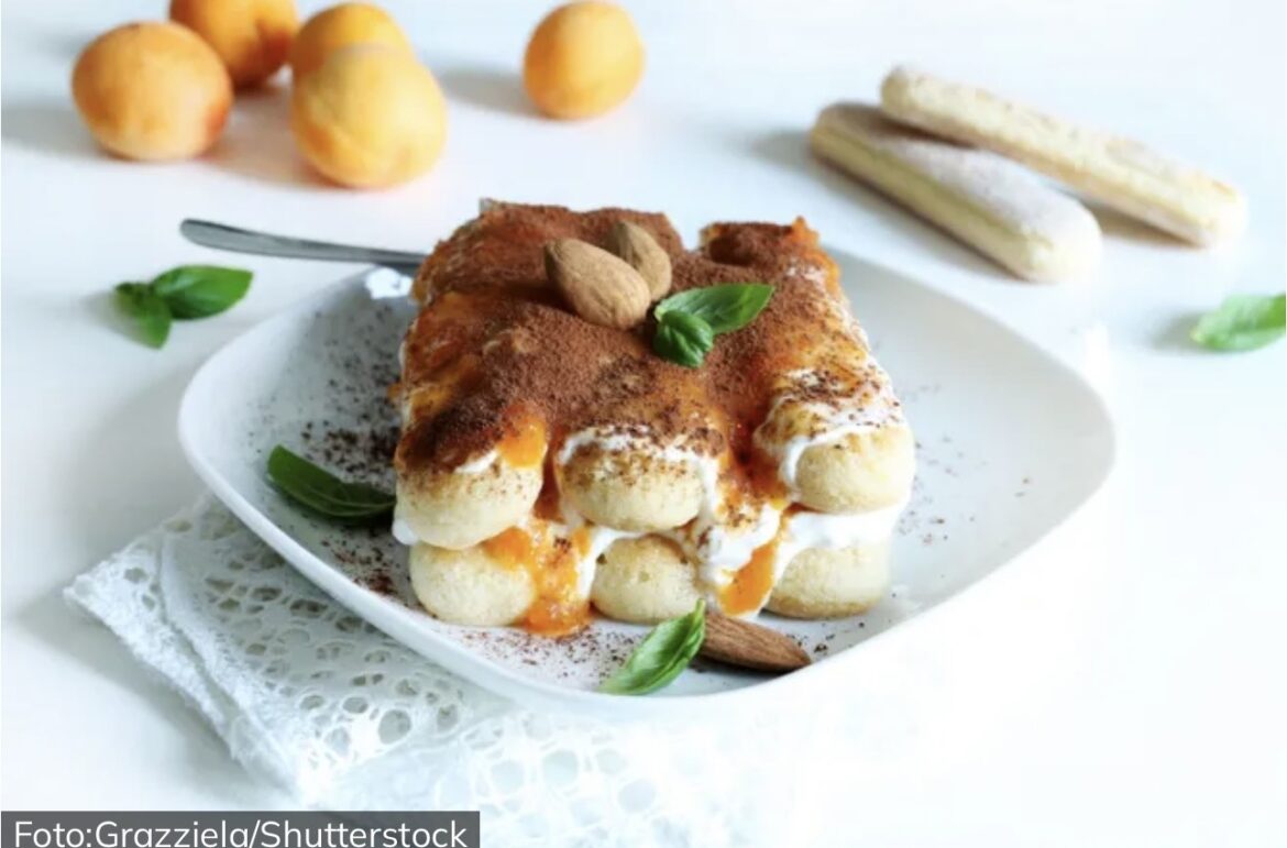 Bez jaja i rerne, pravi se za 15 minuta: Ovaj letnji tiramisu sa kajsijama ne smete preskočiti