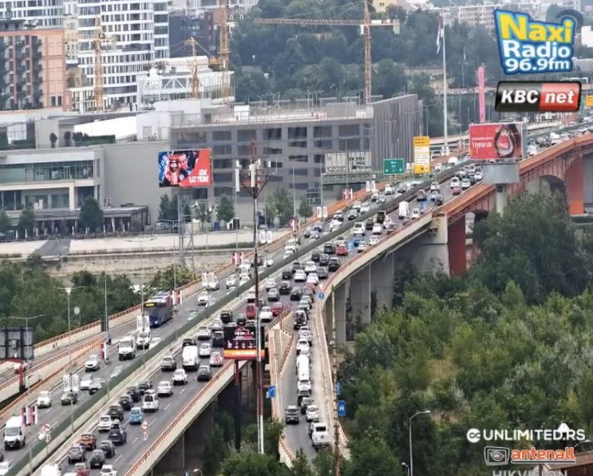 JUTARNJI ŠPIC U PUNOM JEKU: U ovim delovima Beograda saobraćaj je potpuno usporen, vozači neka se naoružaju strpljenjem (FOTO)