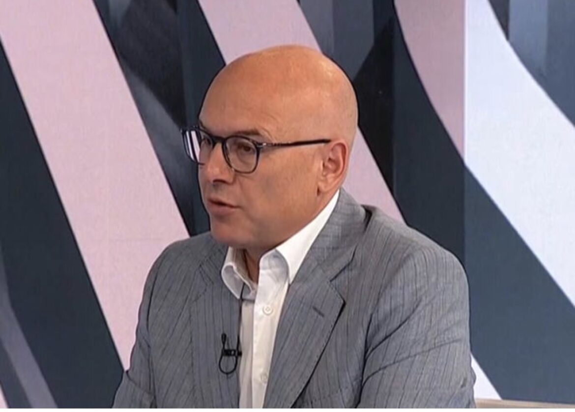 „ZAMISLITE DA SRBIJA NAPRAVI LISTU SVIH KOJI SU PISALI PROTIV VUČIĆA“ Vučević odgovorio na skandaloznu zabranu ulaska srpskih novinara u Crnu Goru