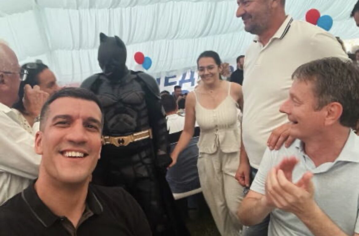 „I BETMEN ZNA…“ Glišić i Kešelj s Betmenom na Ubu! Poslali predsedniku Vučiću jaku poruku: Ljudi su spremni, čekaju da kažeš datum i idemo da pobedimo! (FOTO)