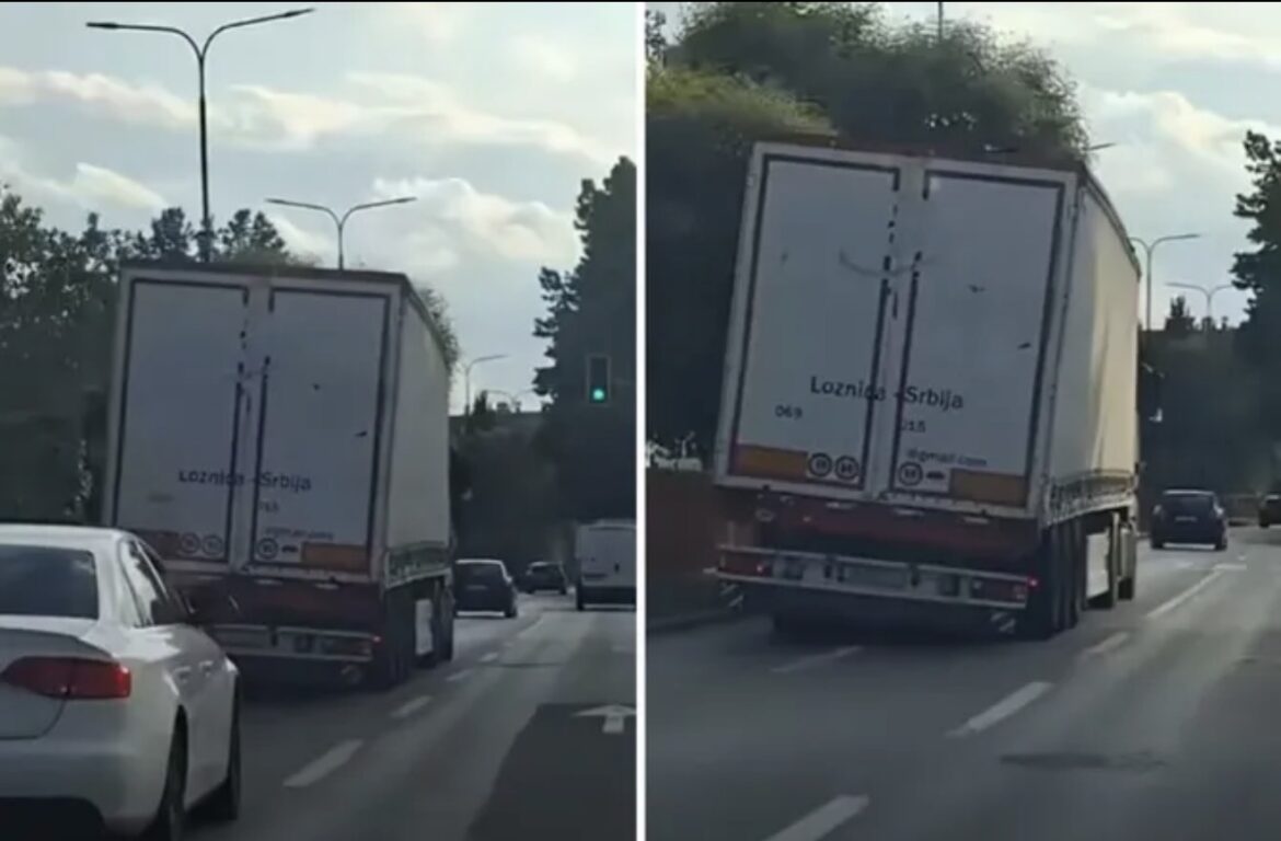 Bizaran prizor na ulicama Valjeva! Zadnji deo kamiona se nakrivio, automobili obilaze opasnost