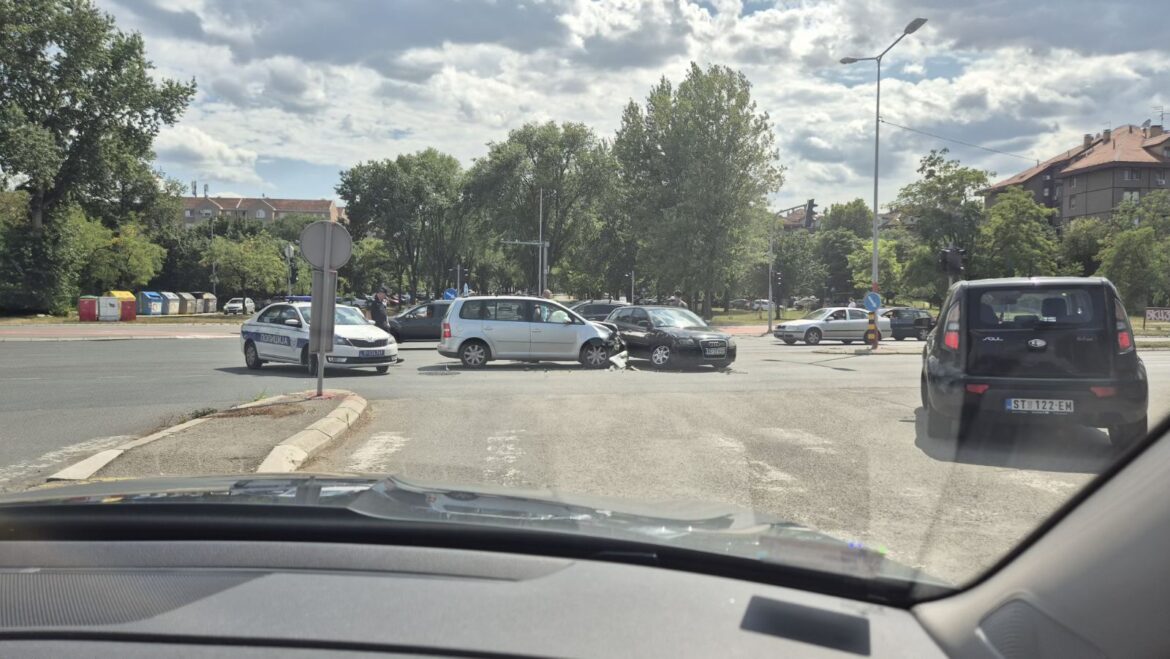 HAOS NA BEŽANIJSKOJ KOSI: Saobraćajna nezgoda blokirala popodnevni špic( FOTO)