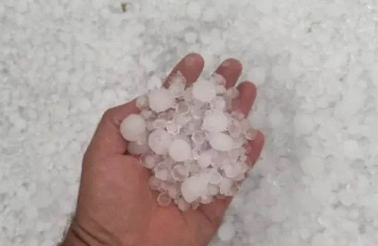 Nevreme pogodilo Pljevlja: Grad lomio šoferšajbne, deo fasade pao na&hellip;