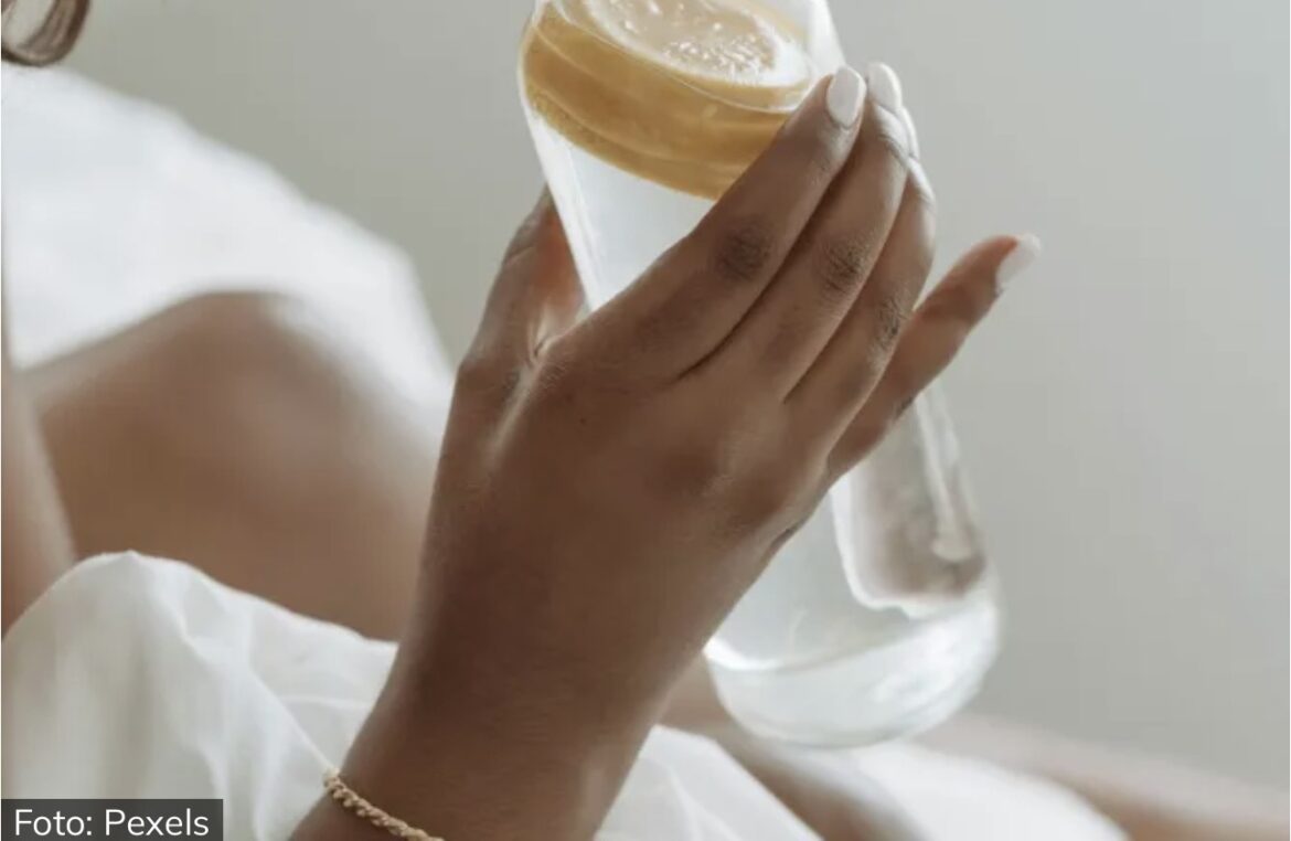 Voda sa limunom ujutru: 5 koristi koje potvrđuje nutricionista, ali i jedan mit u koji ne treba da verujete
