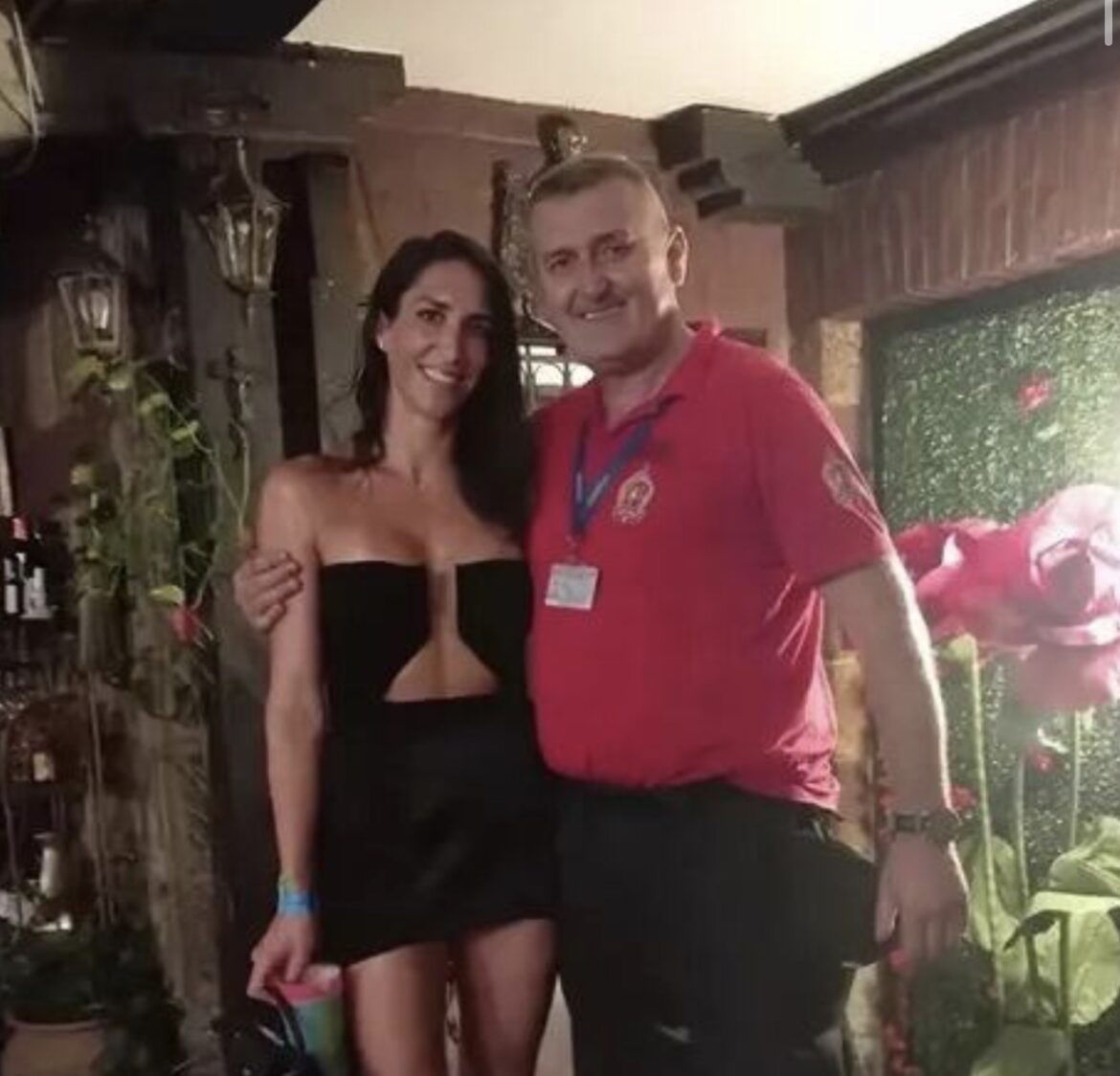 Nepoznati muškarac grlio Jelisavetu i pohvalio se da ima njen broj: Pavle Mensur se odmah oglasio, usledio hit odgovor