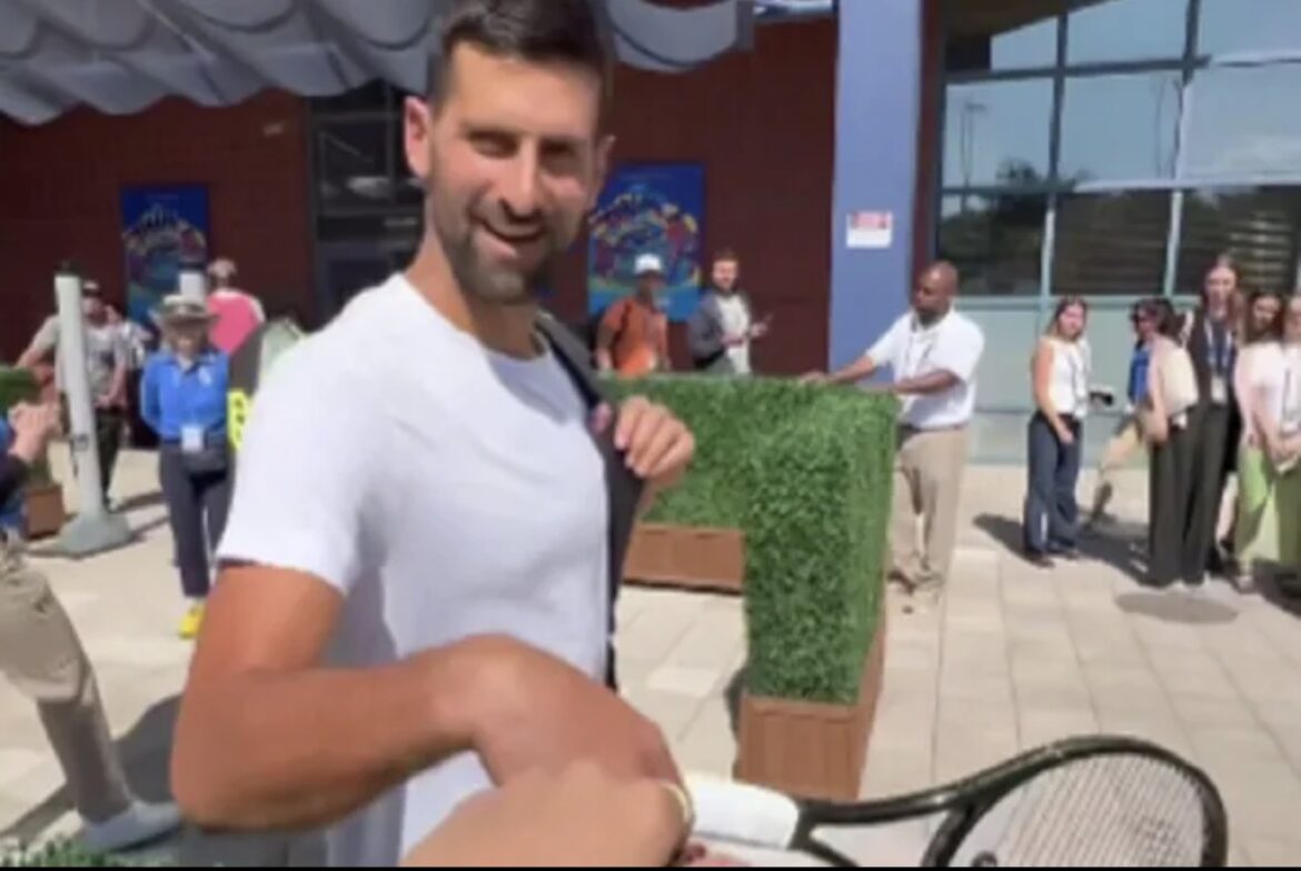 Novak dobio neverovatan poklon od navijača kada je krenuo na trening: Oduševio se, odmah ga isprobao uz osmeh!