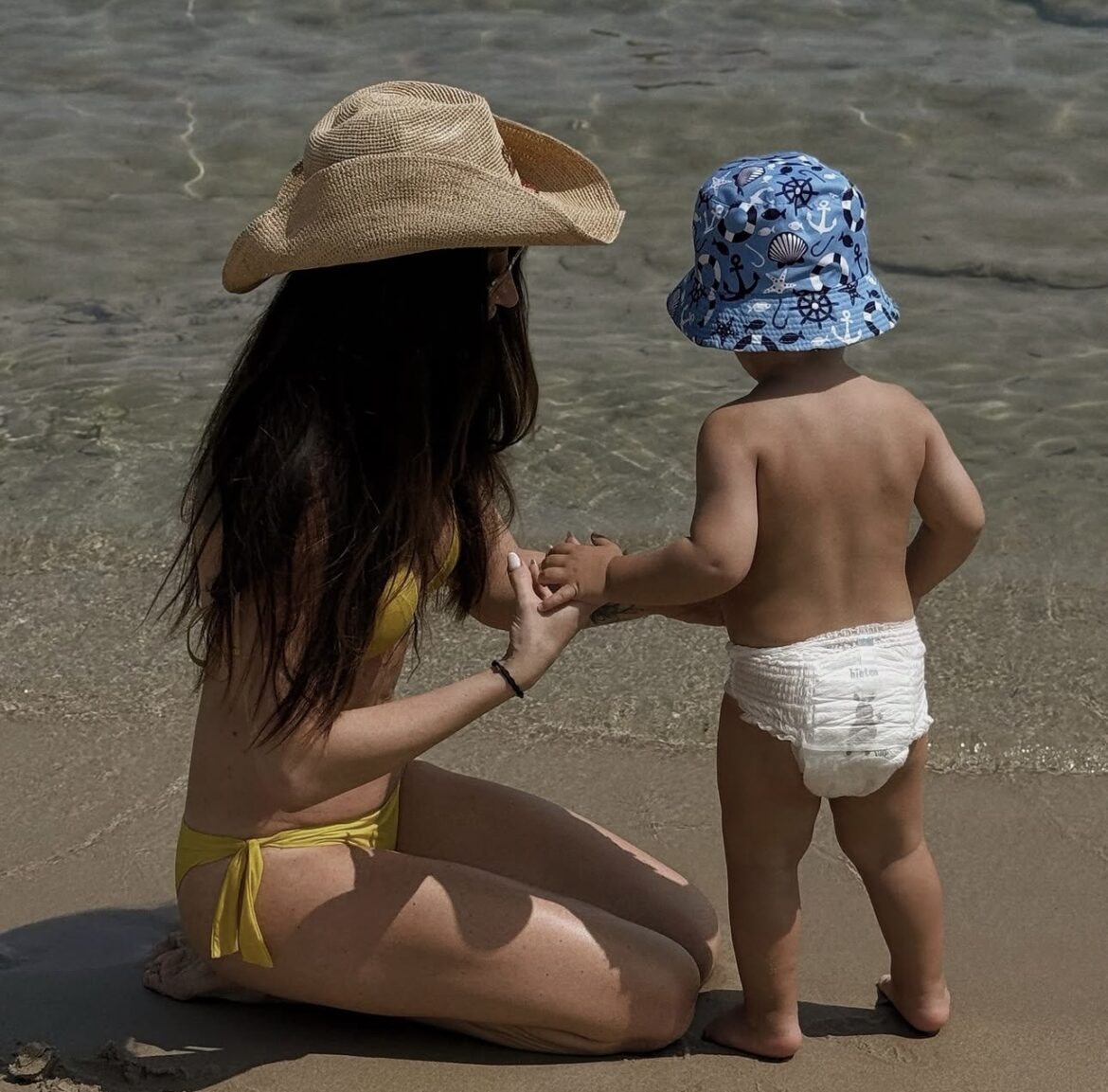 Cela plaža gledala u malog Stefana i pevačicu: Kaća se skinula u bikini – zbog kadrova iz plićaka gore mreže