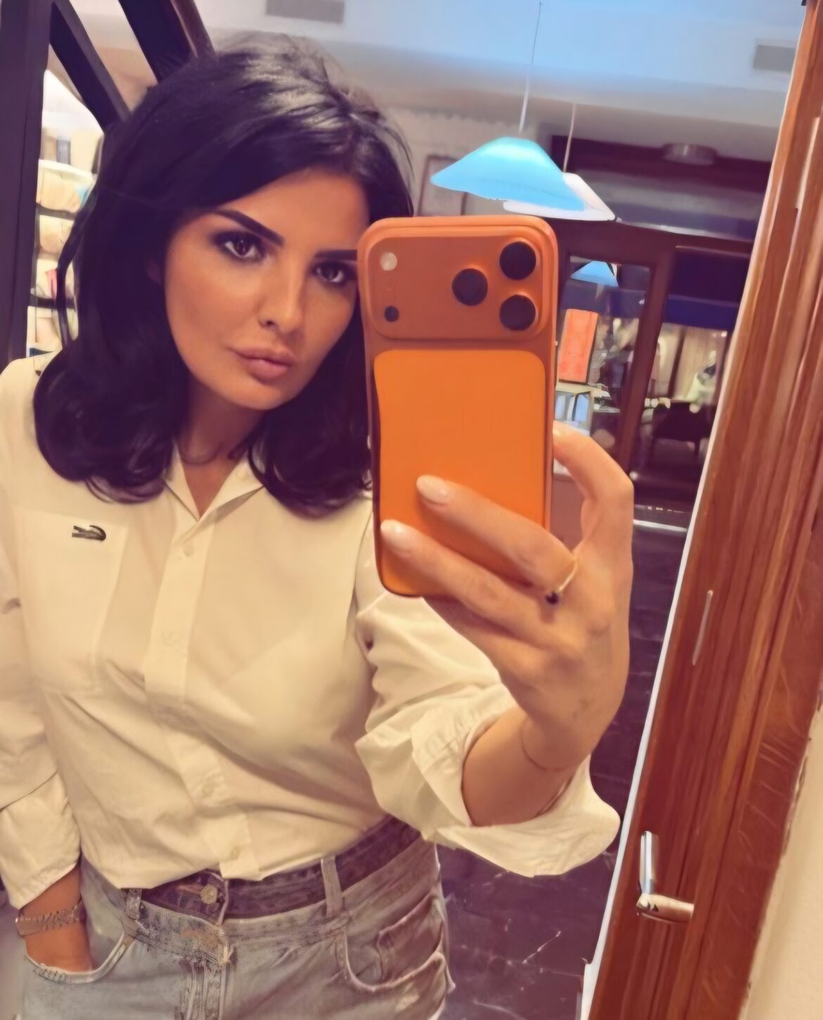 Milena Popović napravila pometnju! Pozirala u pocepanim farmerkama: Ispod bele košulje nazire se brushalter