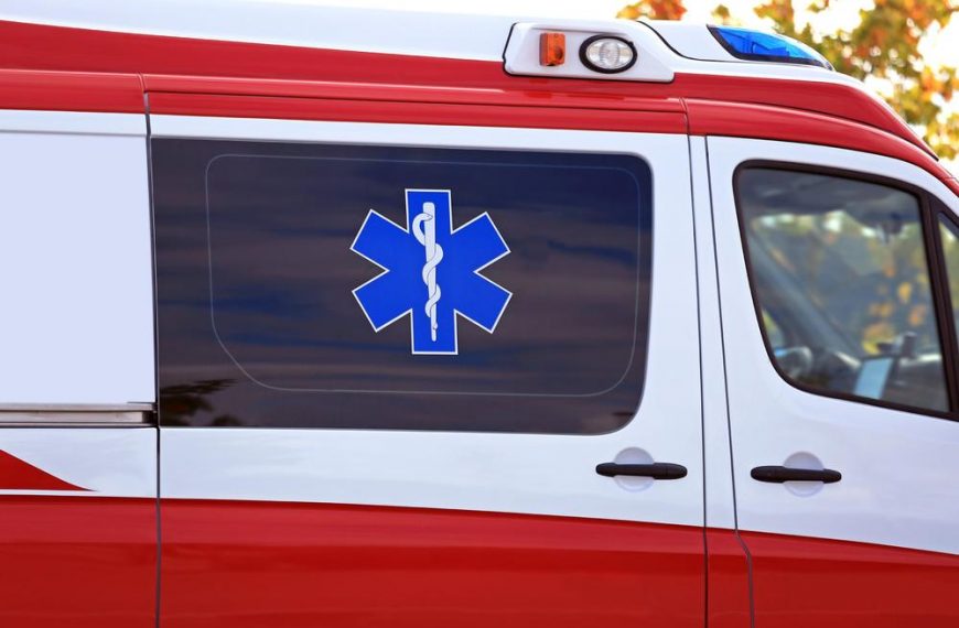 POVREĐEN UČENIK MEDICINSKE ŠKOLE: Na odmoru pao sa prvog sprata zgrade HITNO PREBAČEN U URGENTNI