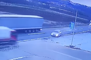 HOROR SNIMAK nesreće kod Raške: Pokušao da pretekne šleper, pa naleteo na kamion (VIDEO)