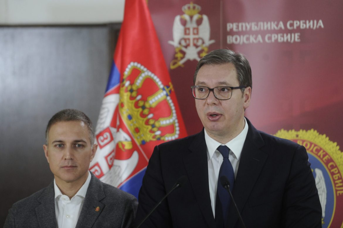 Predsednik Vučić najavio POVEĆANJE PLATA pripadnicima Vojske Srbije (FOTO+VIDEO)