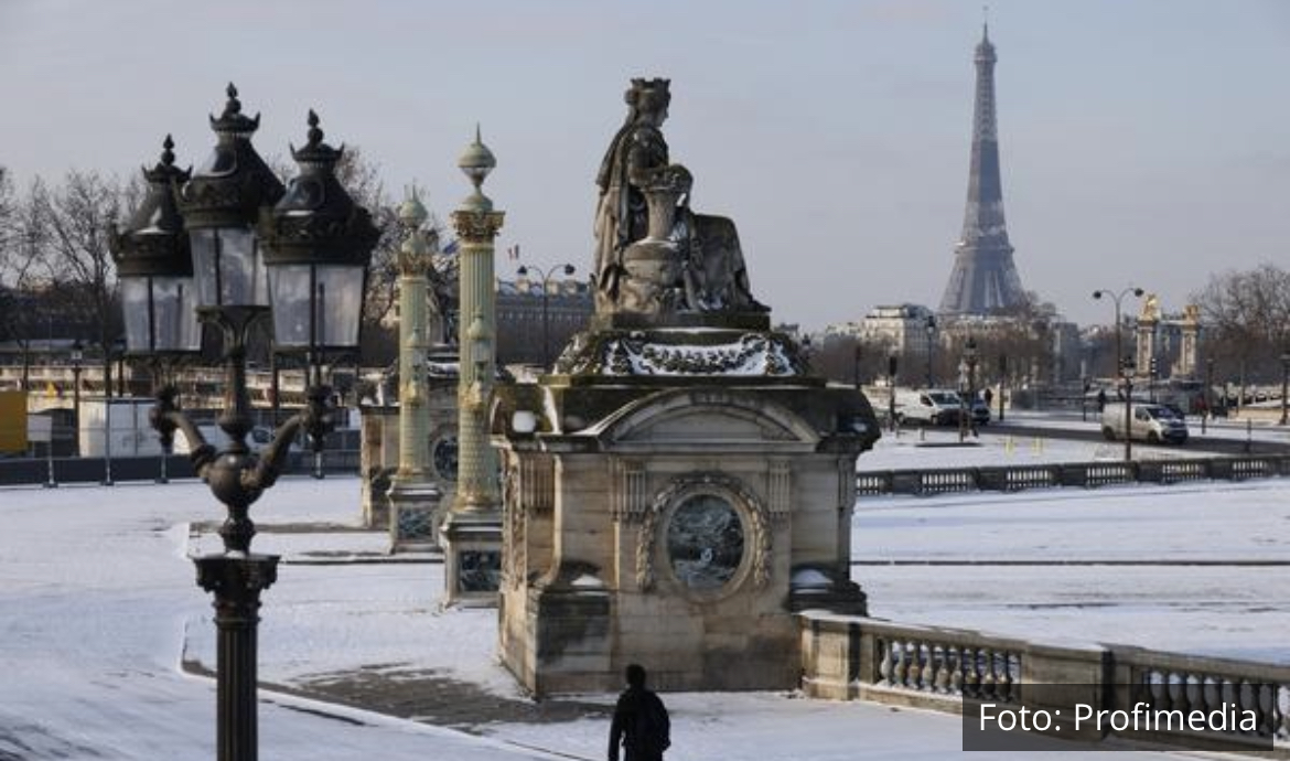 PARIZ ZALEĐEN: Na Ajfelovoj kuli radnici bacačima plamena tope sneg i led! (VIDEO)