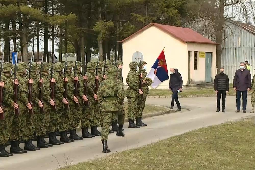 UŽIVO VUČIĆ U KASARNI U PANČEVU: Predsednik na prikazu sposobnosti dela jedinica Vojske Srbije