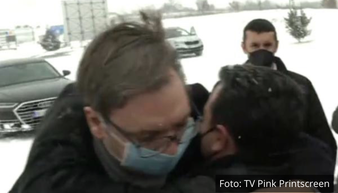 MEĆAVA NA PRELAZU TABANOVCE: Vučić i Zaev bratski se izgrlili na prelazu! Zoki, je l’ danas počinjete vakcinaciju! (FOT, VIDEO)