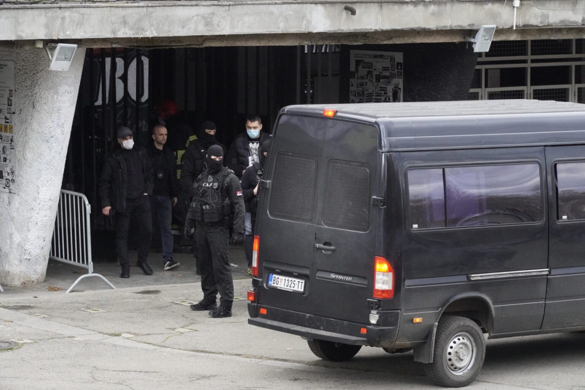 Oružje u ŠTEKU Velje Nevolje: Policija tokom pretresa pronašla SNAJPER na stadionu Partizana