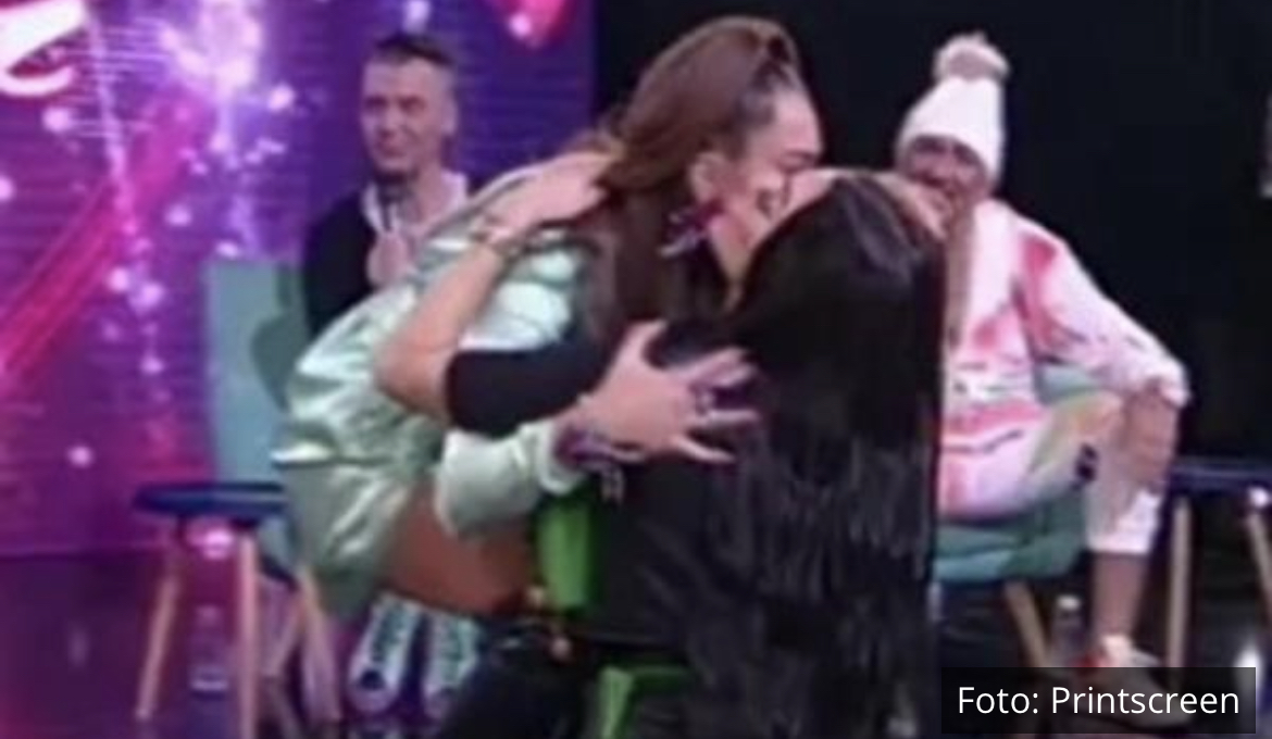 KORAĆEVA POTKAČILA MAJU U EMISIJI UŽIVO! Uručila joj poklon, a Marinkovićeva ju je zagrlila i poljubila: Lepo je, HVALA TI! VIDEO
