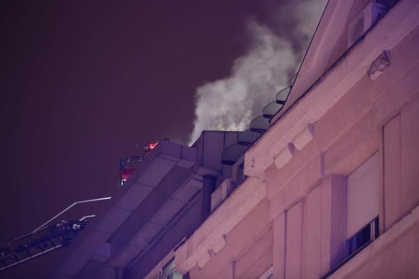Sestra i majka Ivice Dačića evakuisane iz zgrade u požaru na Zvezdari (VIDEO)