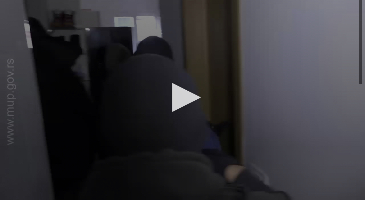 FILMSKA AKCIJA! OVAKO HAPSI SRPSKA POLICIJA U SARADNJI SA AMERIČKOM DEA: Uhapšeno 7 članova krimi-grupe sa 22 kg heroina (VIDEO)