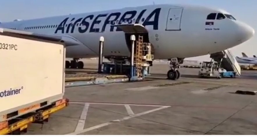 Vučić objavio prizor iz Pekinga: POLA MILIONA vakcina se utovara u avion, večeras stižu u Srbiju (VIDEO)