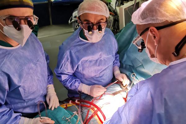 PODVIG KARDIOHIRURGA S „DEDINJA“: Izveli prvi put na Balkanu operaciju srca zahvaljujući kojoj Švarceneger gazi osmu deceniju