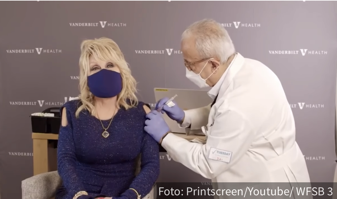 Snimak Doli Parton je obišao svet: Pevala je dok je primala vakcinu (VIDEO)