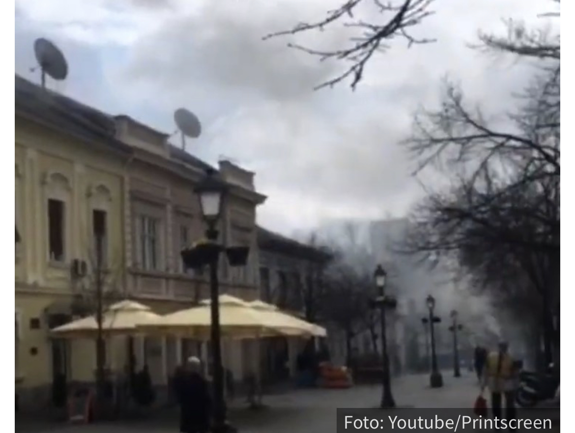 POŽAR u Zemunu: Vatrena stihija iznad restorana, CRNI dim se nadvija nad ovim delom grada (VIDEO)