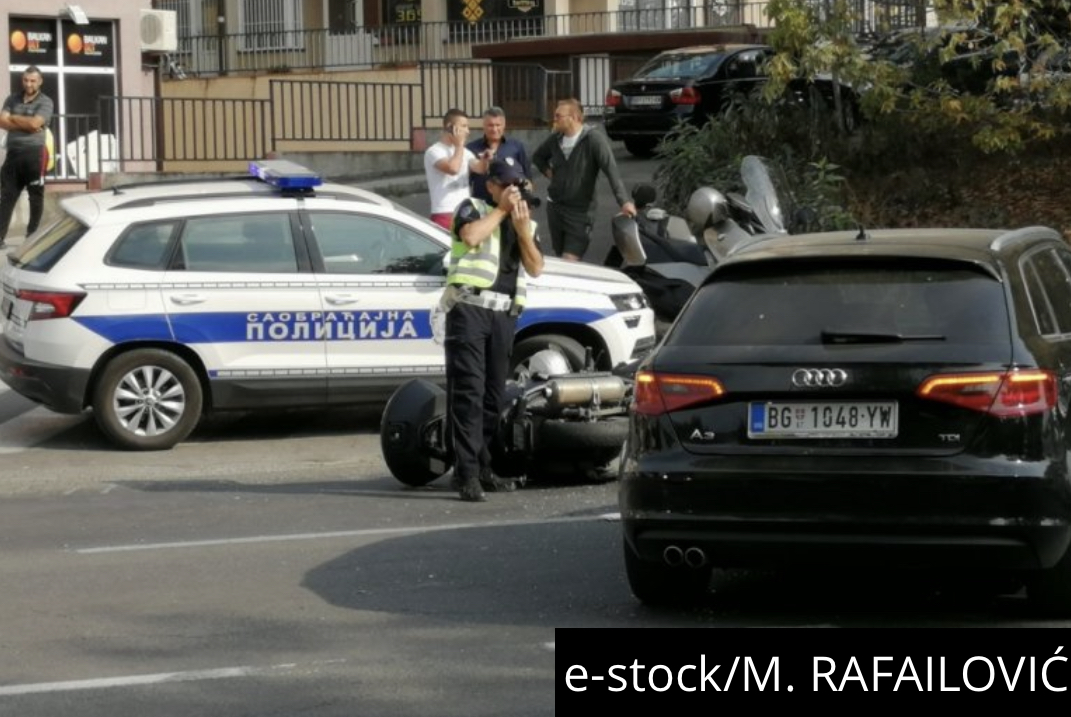 TEŠKA SAOBRAĆAJKA KOD PRAVNOG FAKULTETA: Kolima pokosio motociklistu, policija vrši uviđaj!