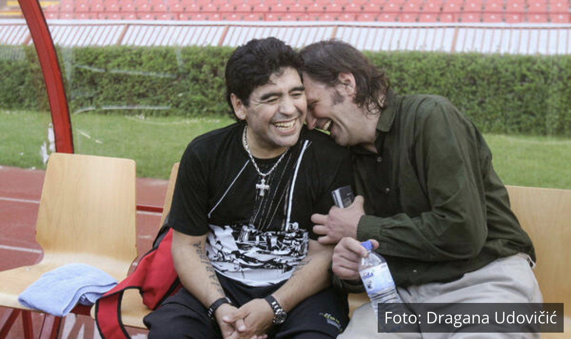VELIKA IZLOŽBA FOTOGRAFIJA U ČAST FUDBALSKE LEGENDE: Priča kako je Maradona zavoleo Srbiju, Beograd i naše trubače FOTO