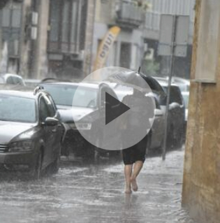 POGLEDAJTE NEVREME U BEOGRADU: Grmljavina, jaka kiša i grad u prestonici! Ogromne gužve na mostovima (VIDEO)
