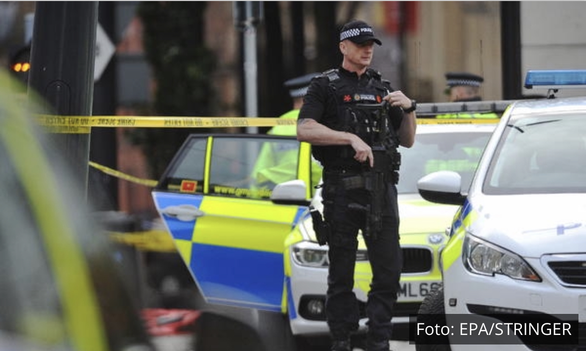 HAOS U TRŽNOM CENTRU U VELIKOJ BRITANIJI: Policajci napadnuti nožem pred uplašenom decom, ljudi vrištali