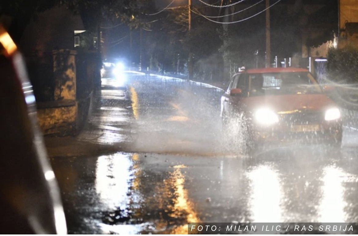 Nevreme protutnjalo Hrvatskom: U Istri kiša „obojila“ automobile i krovove (FOTO)
