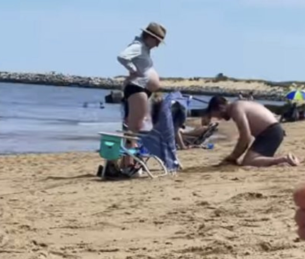 Budući tata želeo da trudnoj ženi bude udobno na plaži, pa iskopao rupu u pesku: Oduševio je sve