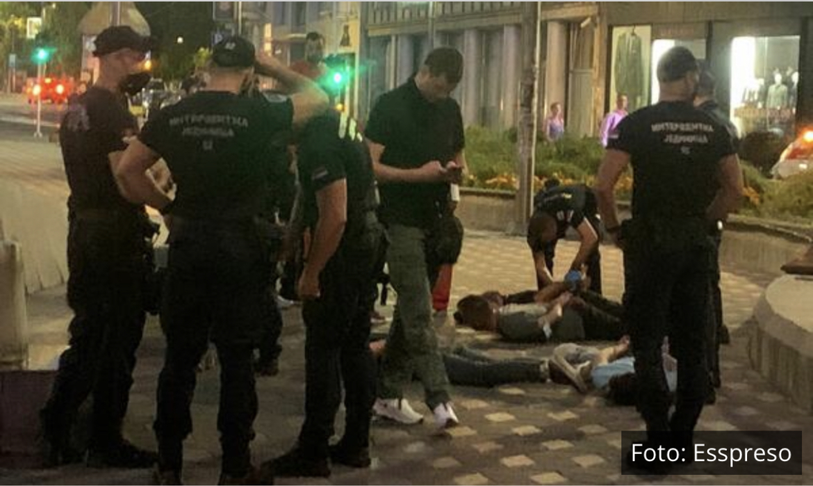 KRVAVI OBRAČUN MIGRANATA U CENTRU BEOGRADA: Na Trgu Nikole Pašića sevnuli noževi, intervenisali policija i Hitna pomoć (FOTO)