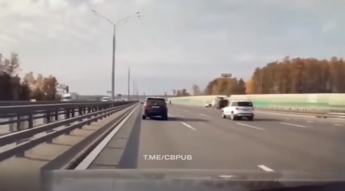 NEVEROVATNO! Čovek skočio na automobil pokušavajući da se ubije, VOZAČI uspeli da ga IZBEGNU /VIDEO/