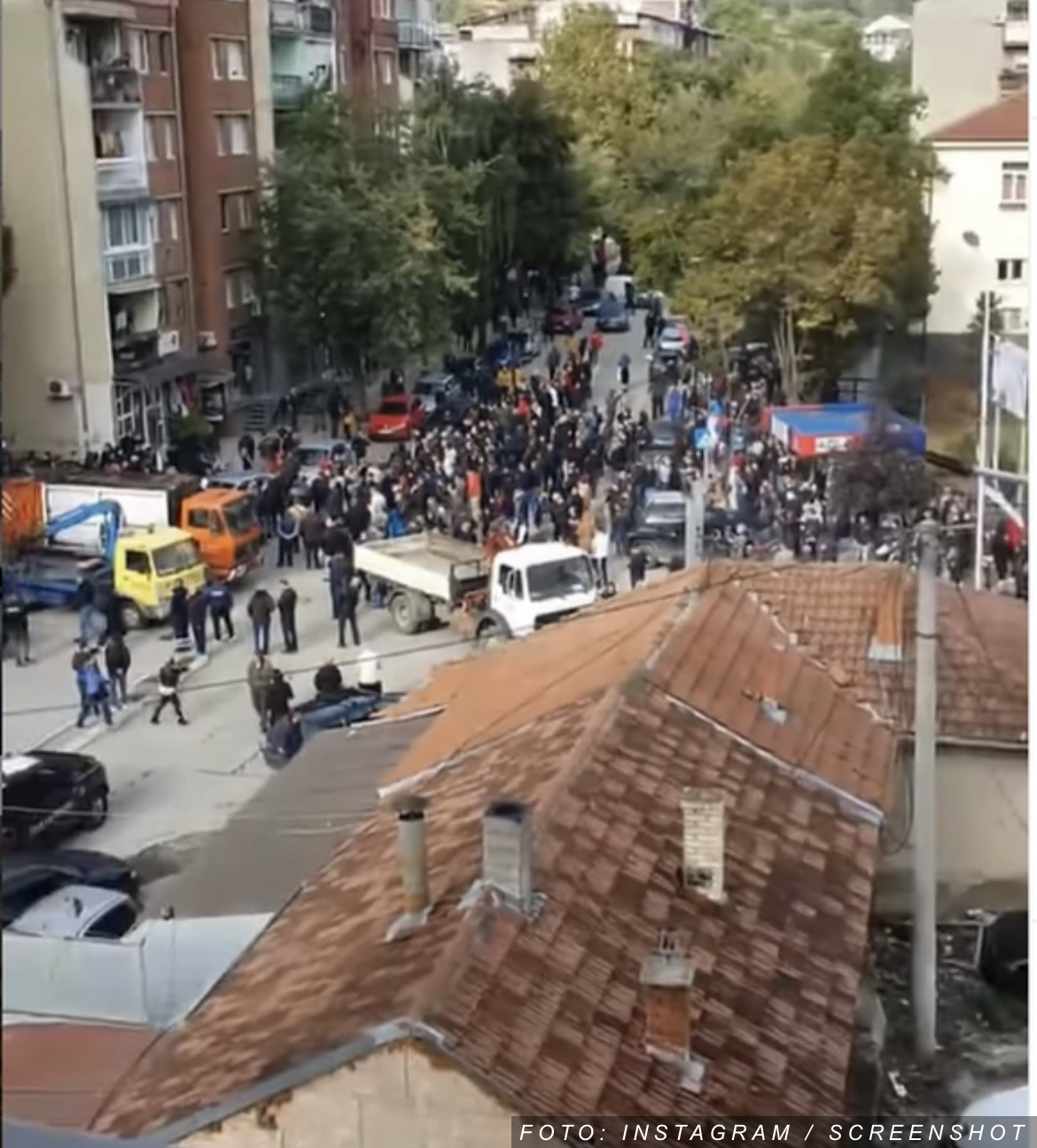 PRVI SNIMCI IZ KOSOSVKE MITROVICE Kosovska policija koristi šok bombe i suzavac, građani blokirali ulice (FOTO/VIDEO)