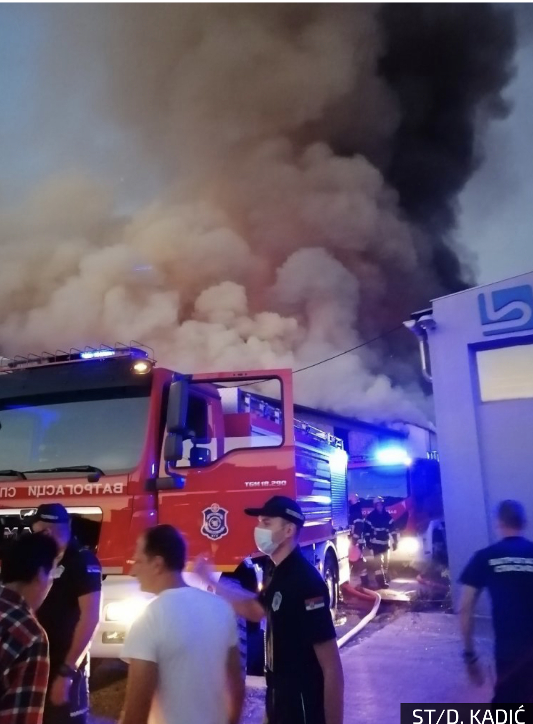 NOĆAS GORELO U VINČI: Veliki požar pogodio magacin aluminijuma i plastike – celo naselje se guušilo u dimu