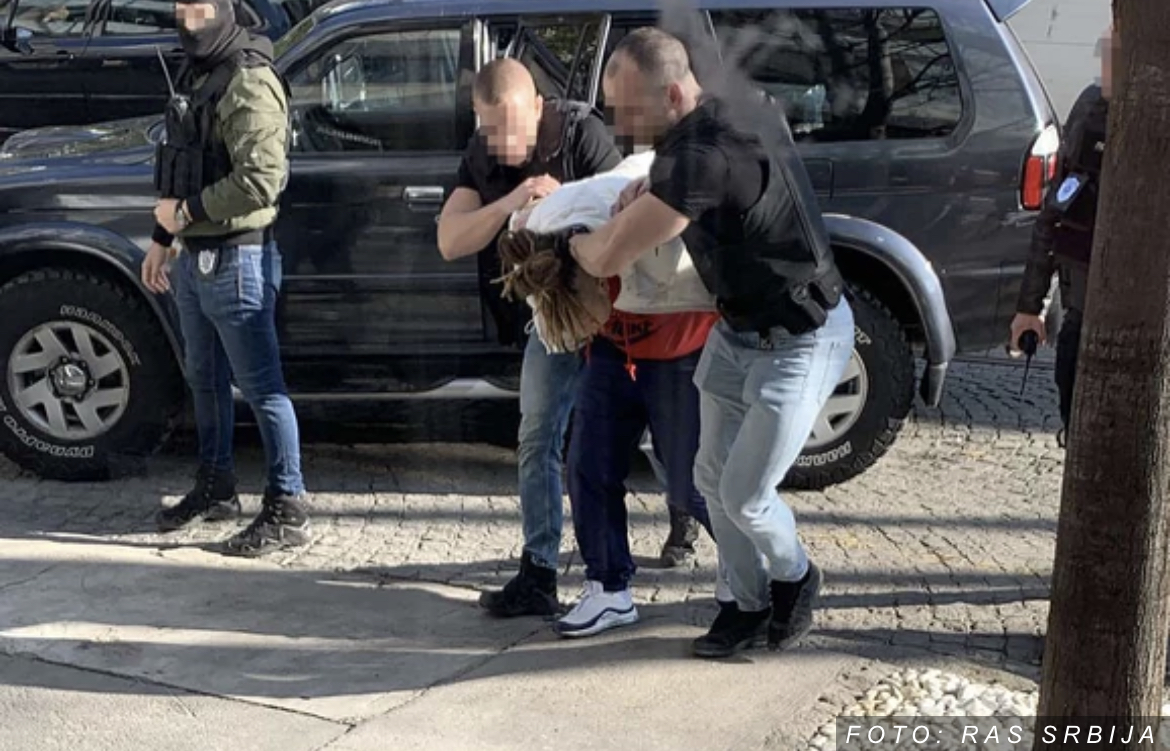 (VIDEO) RASTA UHAPŠEN NA DORĆOLU Policija ga sa lisicama na rukama uvodi u stanicu