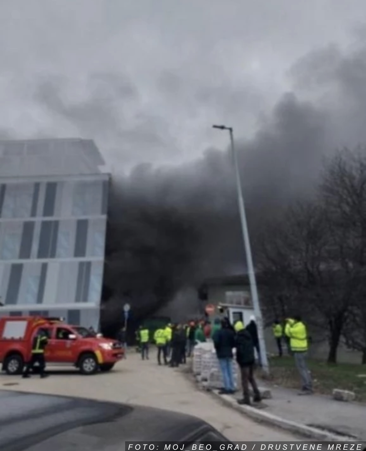 PRVI SNIMAK POŽARA U KLINIČKOM CENTRU SRBIJE Na licu mesta 26 vatrogasaca, svi radnici evakuisani (VIDEO)