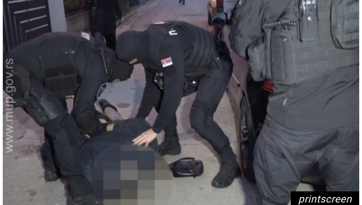 POLICIJA, RUKE GORE, RUKE GORE! Policajci u fantomkama obaraju čoveka na zemlju…Ovako je uhapšen upravnik zatvora iz Niša (VIDEO)