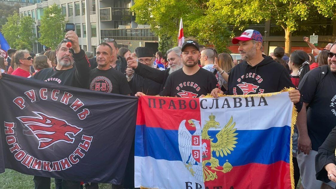 EKSKLUZIVNI SNIMCI SA ULICA MELBURNA! Srbi i dalje protestvuju ispred hotela gde je Novak! /VIDEO/