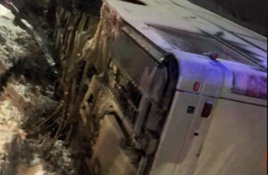 Prevrnuo se autobus, troje povređeno: Saobraćajnu nesreću kod Uroševca izazvao lokalni autobuski prevoznik