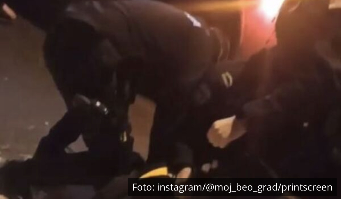 LUDILO U MIRIJEVU! VOZAČ AUTOBUSA 74 BLOKIRAO SAOBRAĆAJ SAT VREMENA: Policajci stigli i uhapsili ga (VIDEO)