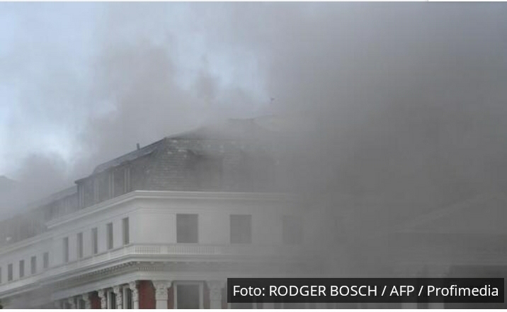 GORI ZGRADA PARLAMENTA U KEJPTAUNU: Vatra se proširila na krov, zidovi u pukotinama! Crni dim kulja na sve strane FOTO, VIDEO