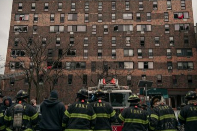 Ljudi iskakali kroz prozore, vatrogasci iznosili bebe: Užasni prizori požara u Njujorku
