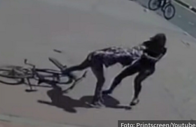 Mora da je bolelo: Lopov na biciklu pokušao da OPLJAČKA devojku, pa dobio žestoke BATINE (VIDEO)