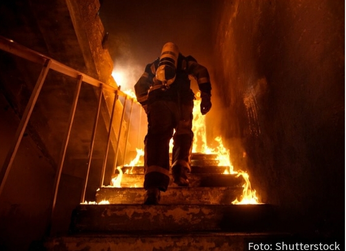BUKNUO požar u stanu na Novom Beogradu: Intervenisalo 20 vatrogasaca sa pet vozila