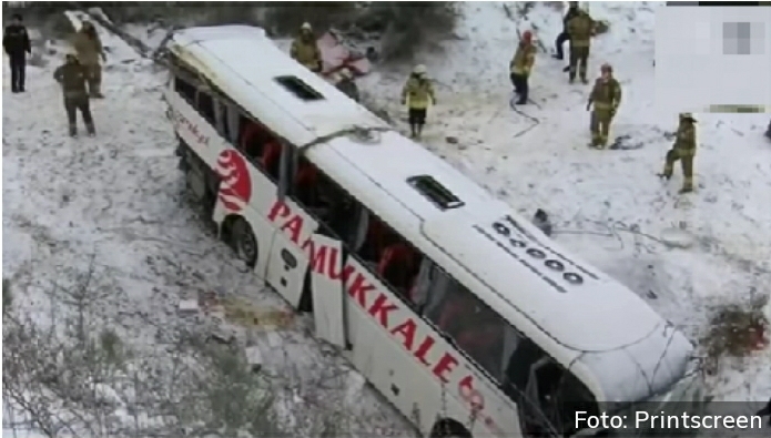 VELIKA TRAGEDIJA Autobus se survao u provaliju dugu 30 metara, ima poginulih (VIDEO)
