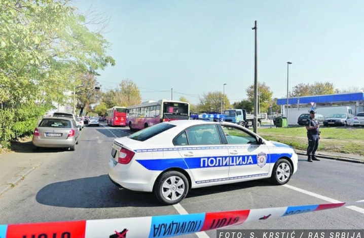 MLADIĆI (18) IZAZVALI TROSTRUKI SUDAR U LESKOVCU Oštetili nekoliko automobila, jedna osoba povređena