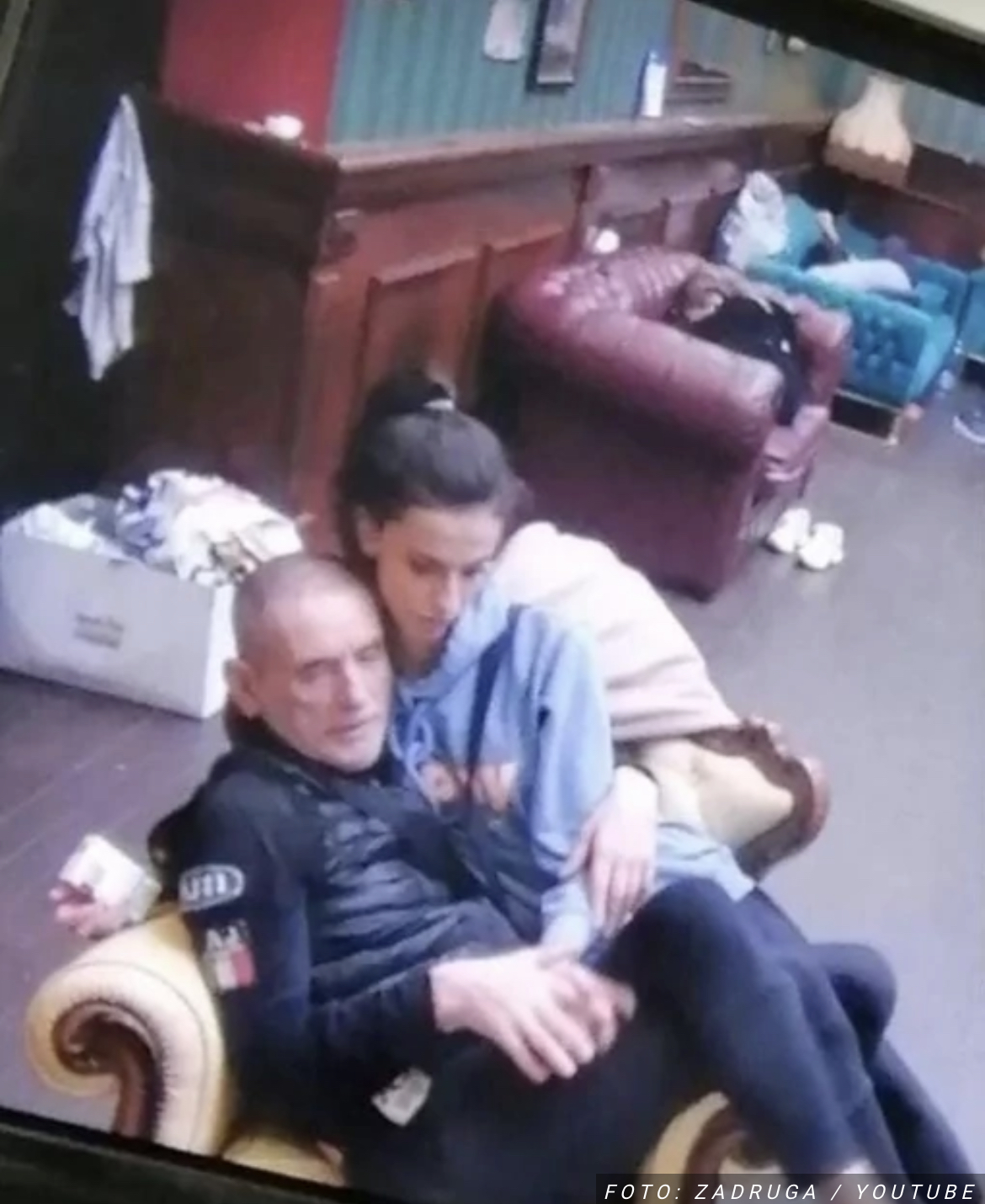 „SRAM TE BILO! MOŽE UNUKA DA TI BUDE!“ Lepi Mića (62) držao u krilu Moniku (21) i sada su ga URNISALI