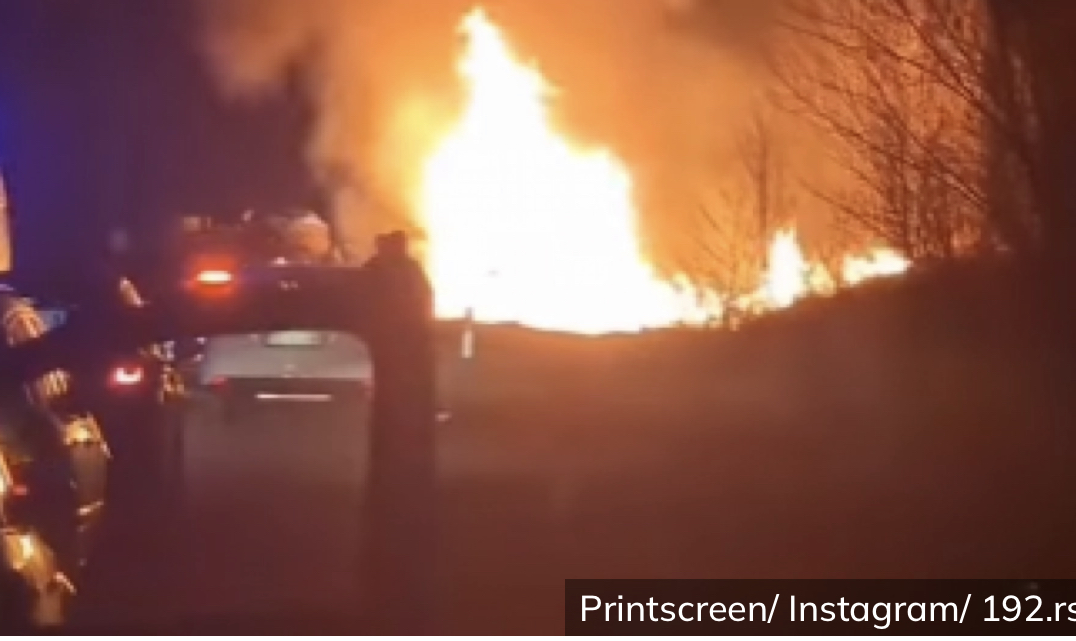 UZNEMIRUJUĆE! TEŠKA SAOBRAĆAJNA NESREĆA KOD PANČEVA Automobil u plamenu, poginula najmanje jedna osoba (VIDEO)